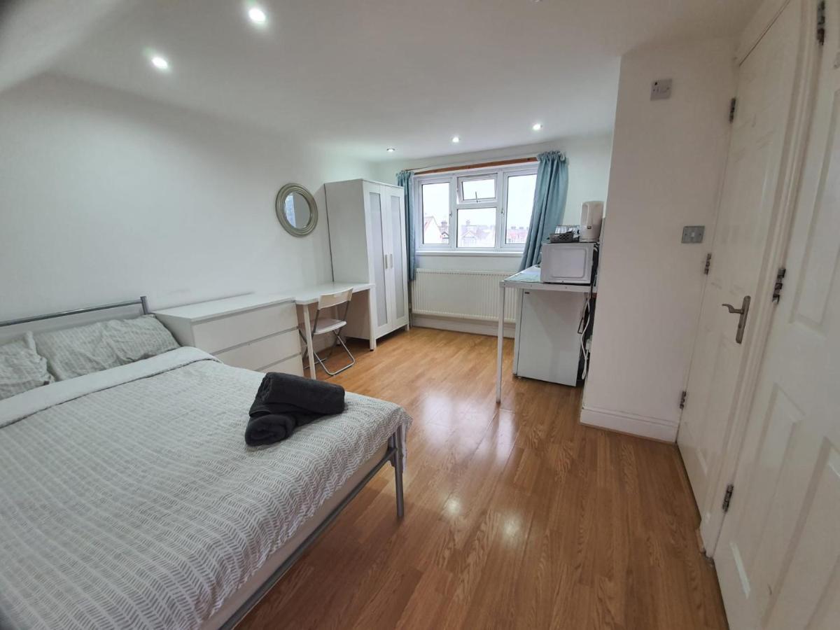 Eastwood Rooms Goodmayes Exteriör bild