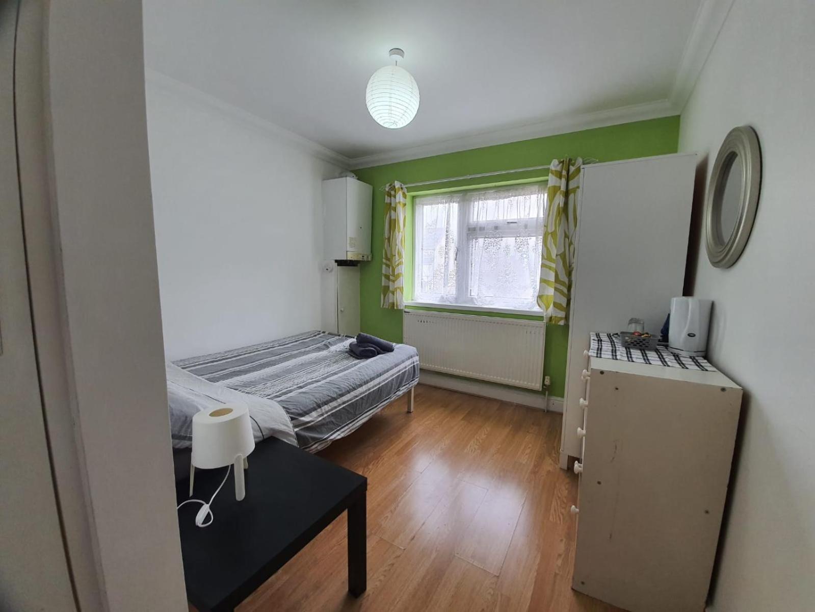 Eastwood Rooms Goodmayes Exteriör bild